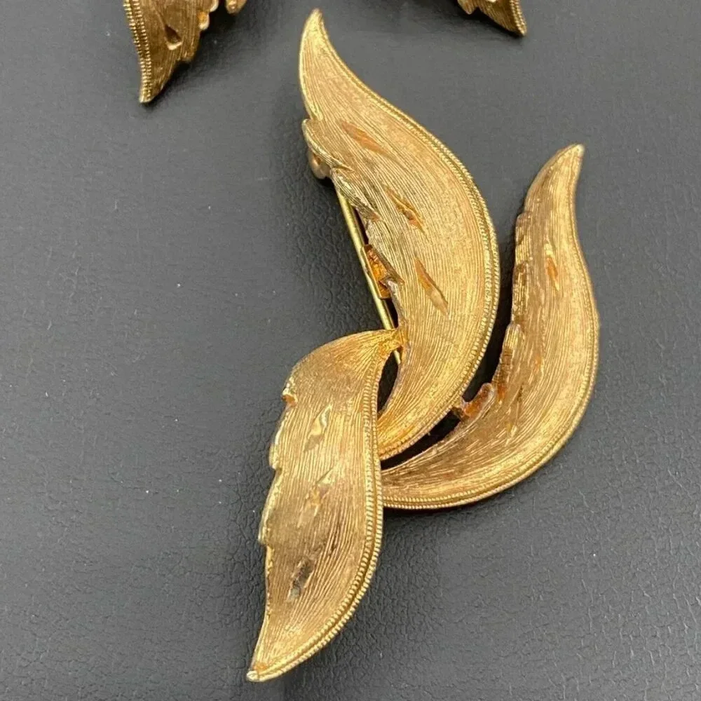 Vintage 60s JJ Textured Gold Tone Gilt Leaf Set Brooch and Clip On Earrings